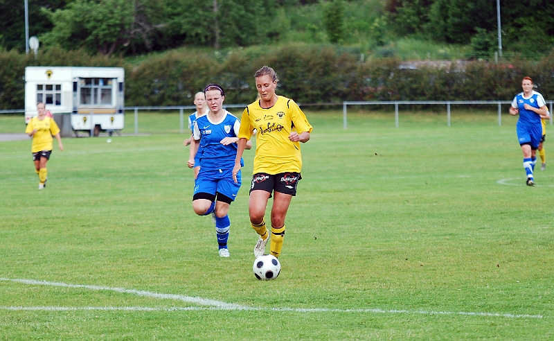 2011_0620_13.JPG - Sofia Larsson får nytt friläge mot målvakten . . . .